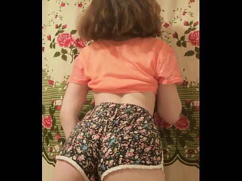 ❤️ Tânără sexy care se dezbracă de pantaloni scurți în fața camerei de filmat ️  at ro.porno24-7.ru