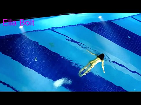 ❤️ Nu mă pot opri din privit, tânără blondă surprinsă înotând goală în piscina stațiunii ELLA BOLT ️  at ro.porno24-7.ru