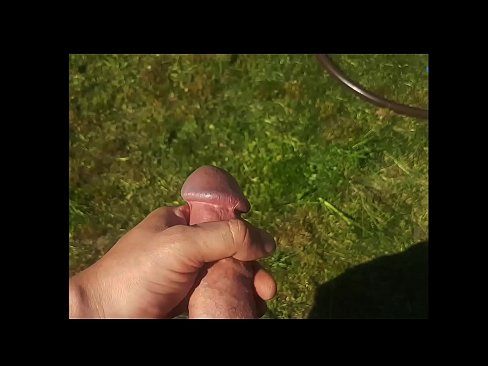 ❤️ O bunăciune fierbinte își face sex cu păsărica roz și ejaculează cu un squirt într-o grădină de vară ️  at ro.porno24-7.ru