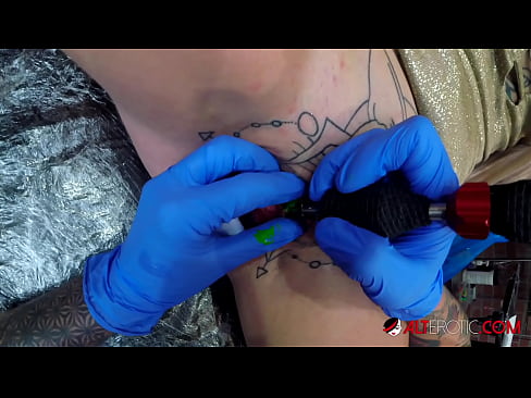 ❤️ Sully Savage, o bunăciune extrem de tatuată, și-a făcut un tatuaj pe clitorisul ei ️  at ro.porno24-7.ru